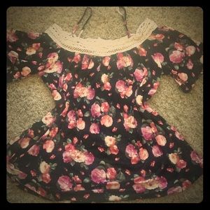 🌻2/$10🌻 Purple/Pink Roses Top